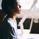 Kembali ke Saat Ini dengan Napas Sederhana: Ritual Kecil yang Membuat Hari Lebih Hadir