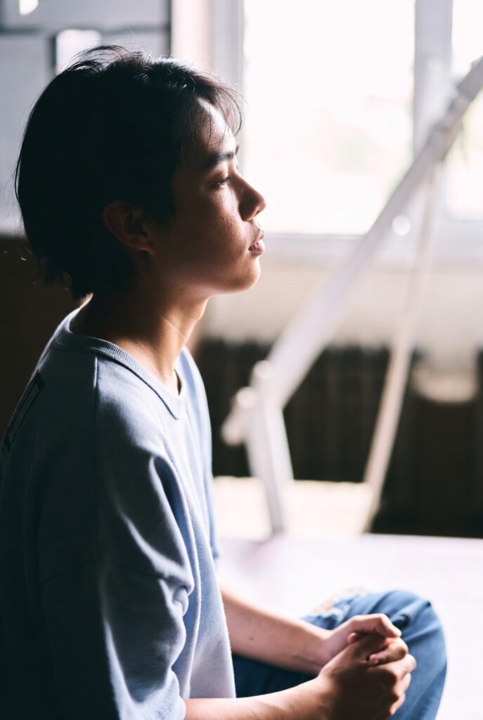 Kembali ke Saat Ini dengan Napas Sederhana: Ritual Kecil yang Membuat Hari Lebih Hadir